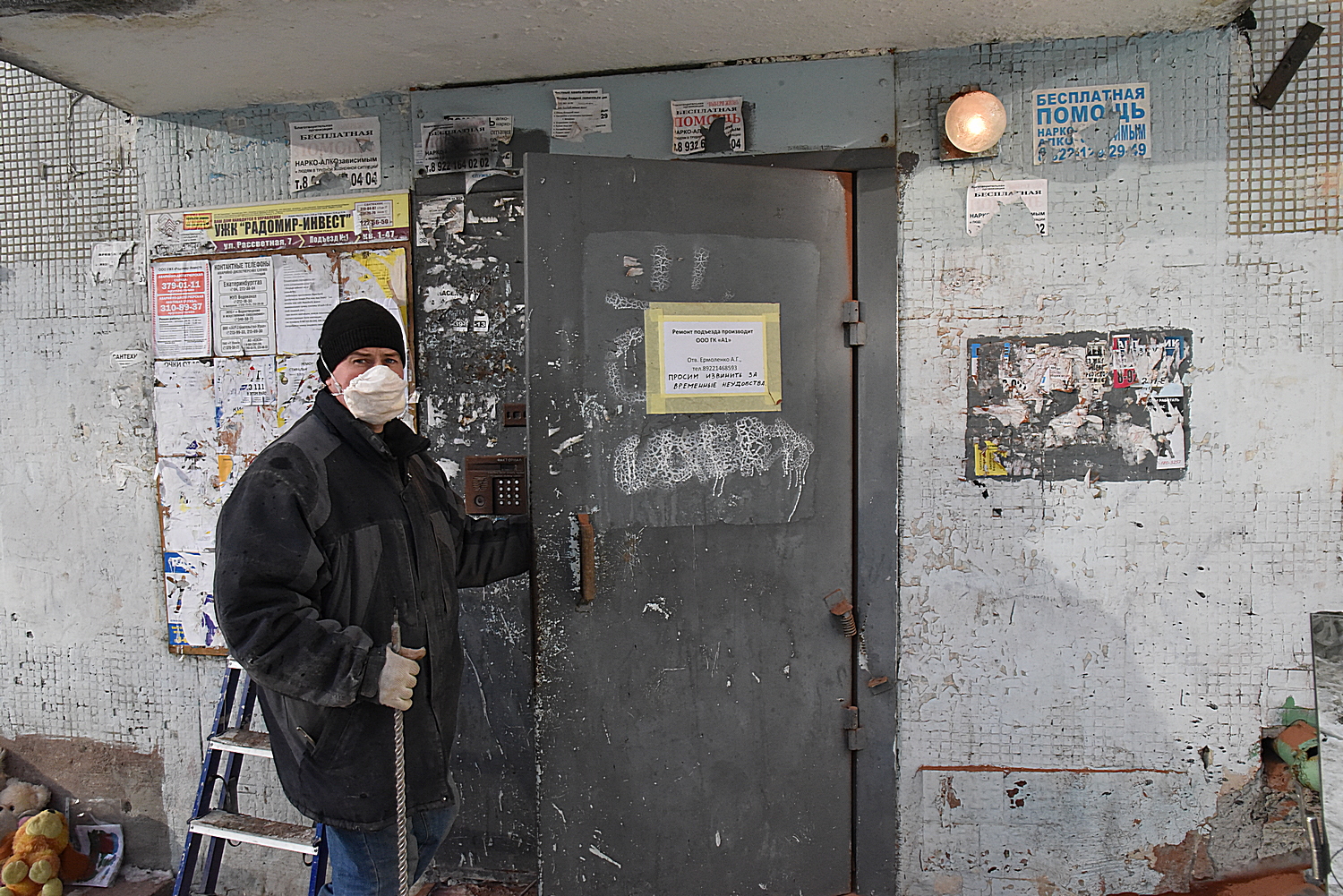 В изуродованном страшным пожаром подъезде дома на ЖБИ начали делать ремонт  - «Уральский рабочий»